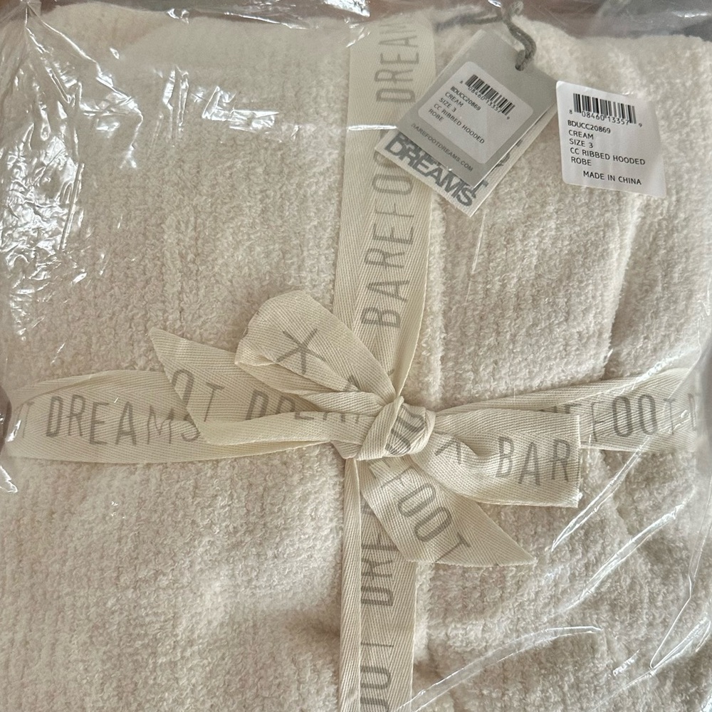 Barefoot Dreams Ribbed Hooded Robe Cozy
Chic Cream Size 3, NWT in packaging.